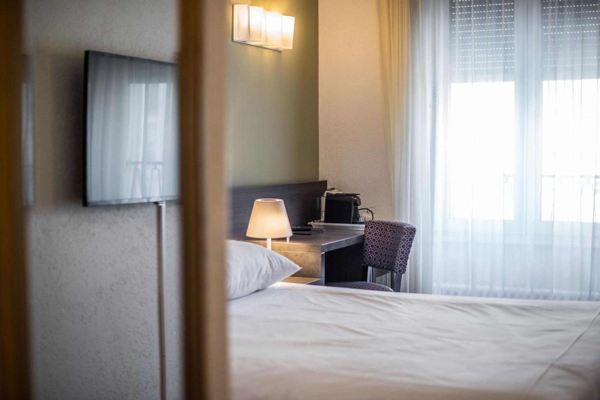 Hotel Montana Geneva Room photo