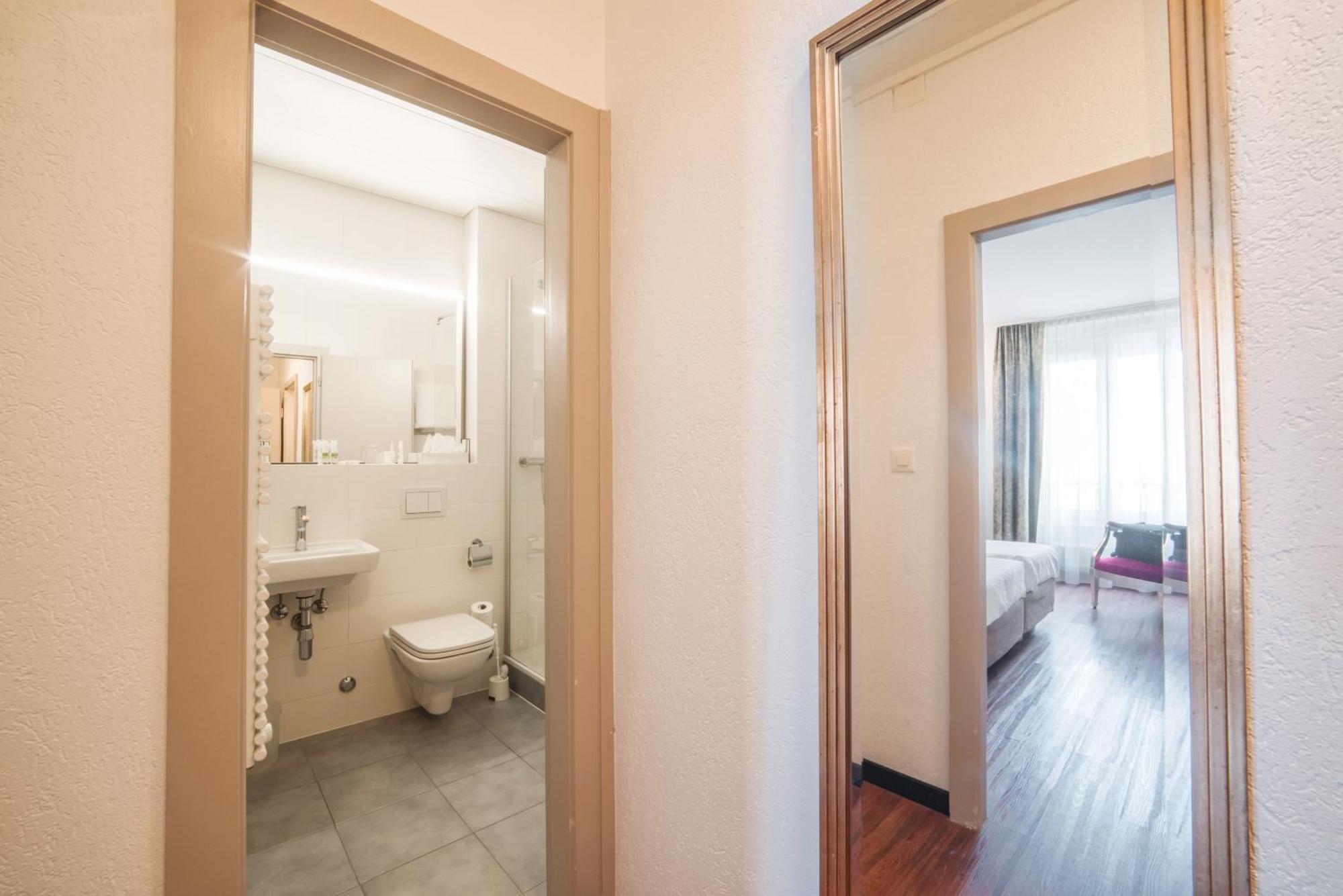 Hotel Montana Geneva Room photo