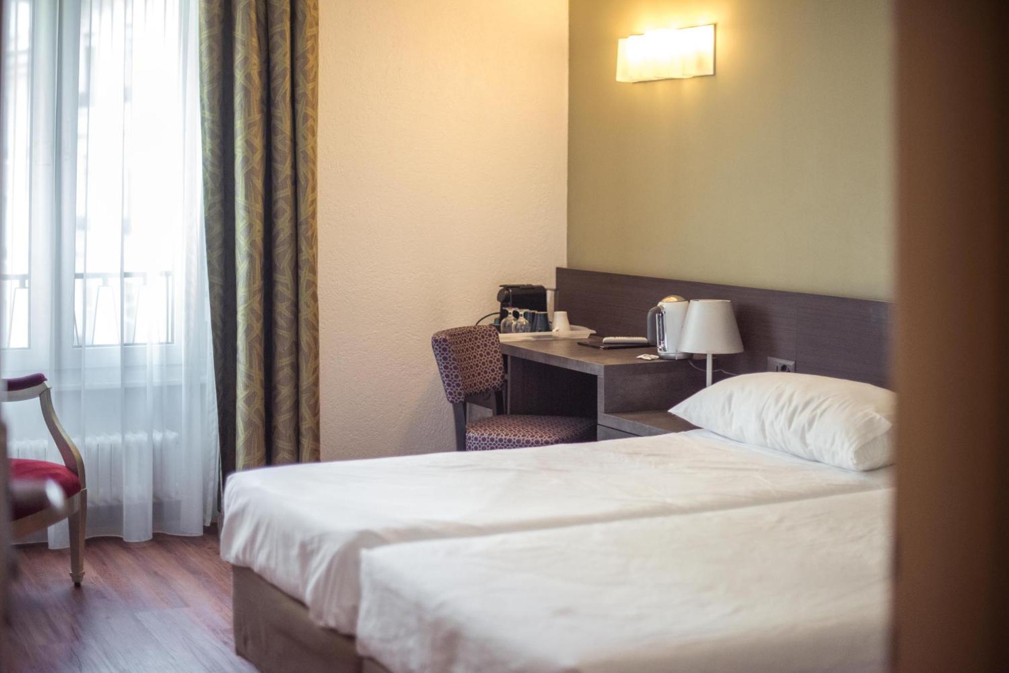 Hotel Montana Geneva Room photo