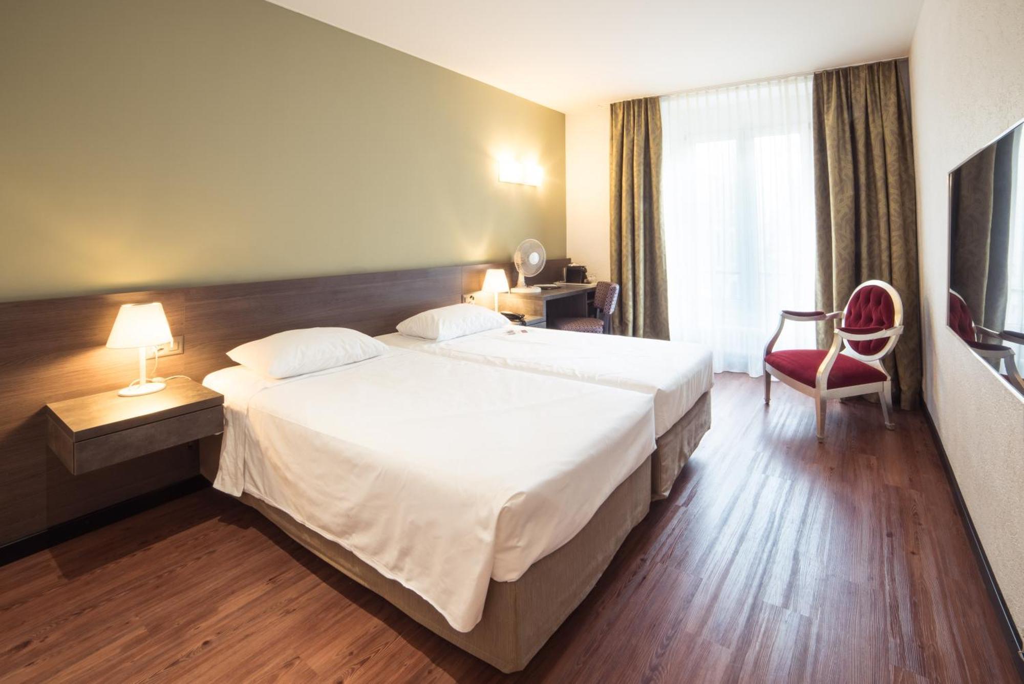 Hotel Montana Geneva Room photo